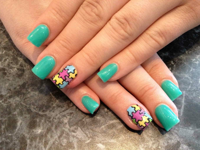 Smalto di colore verde Tiffany con uno accent nail effetto puzzle 