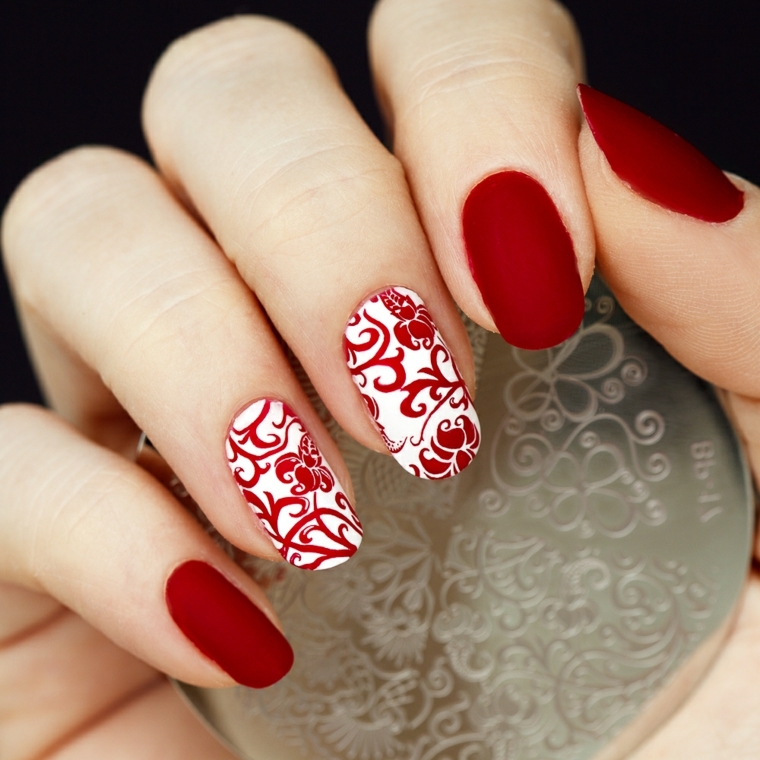 unghie rosse, una manicure particolare grazie alla finitura opaca e alle decorazioni bianche