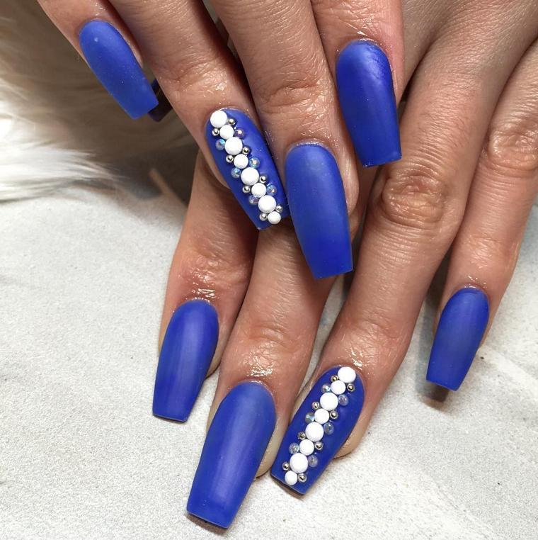 Unghie ballerina, smalto blu opaco, decorazioni nails con brillantini