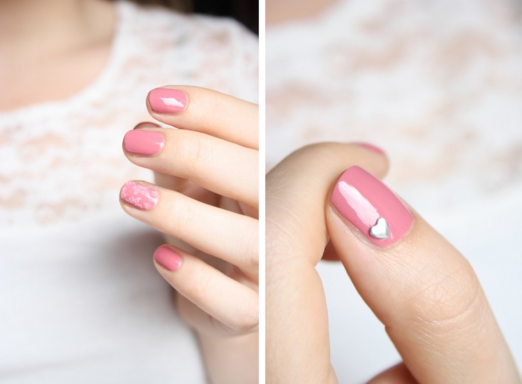 Manicure sposa, smalto lucido di colore rosa, decorazioni effetto pizzo con smalto bianco e brillantino a forma di cuore 