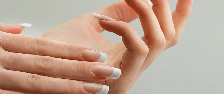 Ricostruzione unghie bianche, french manicure per una sposa elegante