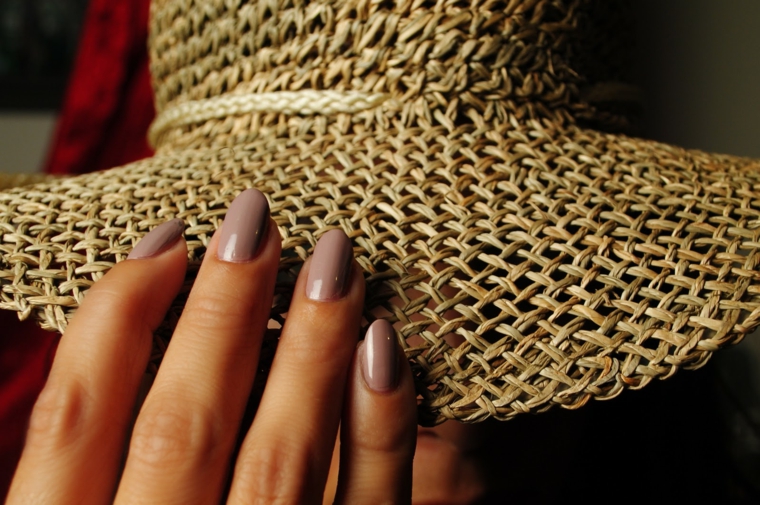 Come fare le unghie a mandorla, manicure di colore tortora in abbinamento ad un cappello di paglia estivo 