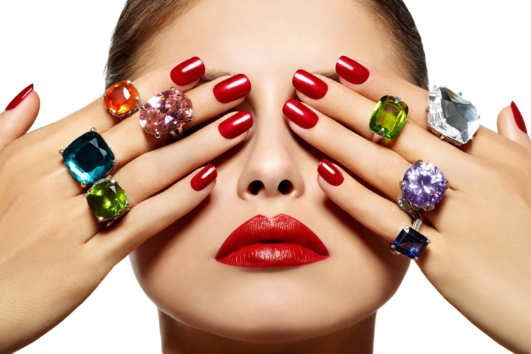 unghie rosse, una manicure elegante e raffinata in una tonalità scura e brillante