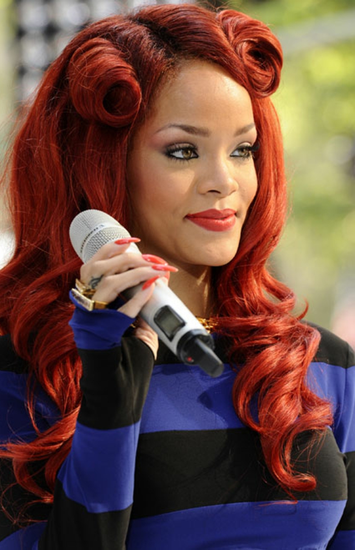 unghie-a-punta-colore-rosso-Rihanna-capelli-rossi-boccoli-pin-up-acconciatura-microfono-trucco-leggero